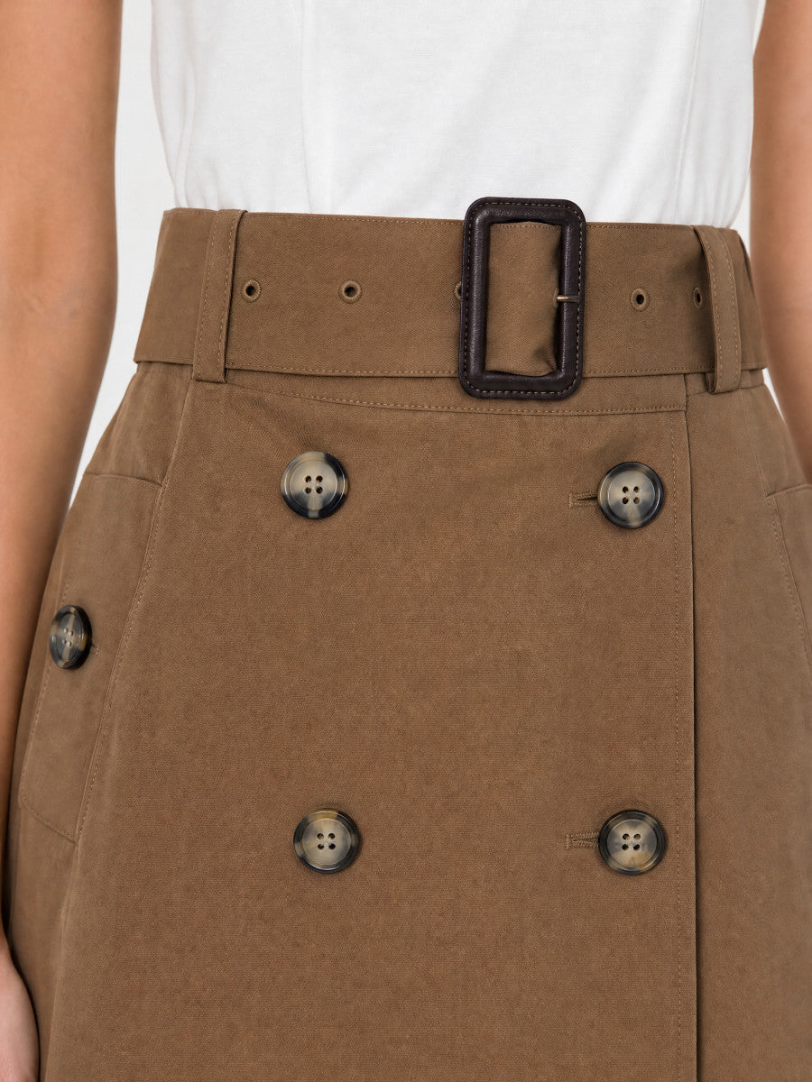 Détail de la ceinture à boucle contrastante et du double boutonnage de la jupe JANE BERENICE