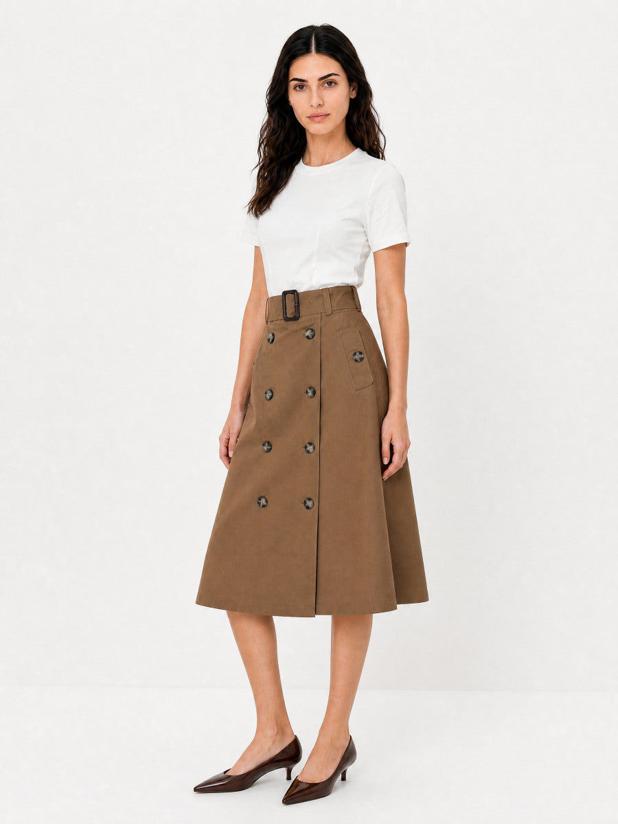 Jupe JANE BERENICE beige style trench portée avec un t-shirt blanc et des escarpins bruns