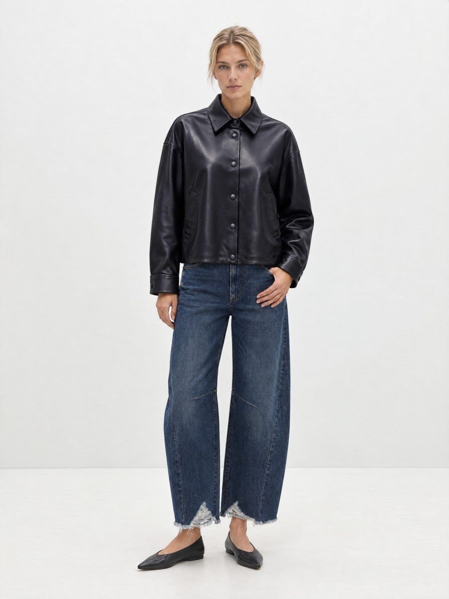 Surchemise VALERE bleu nuit portée de face avec un jean large, silhouette entière
