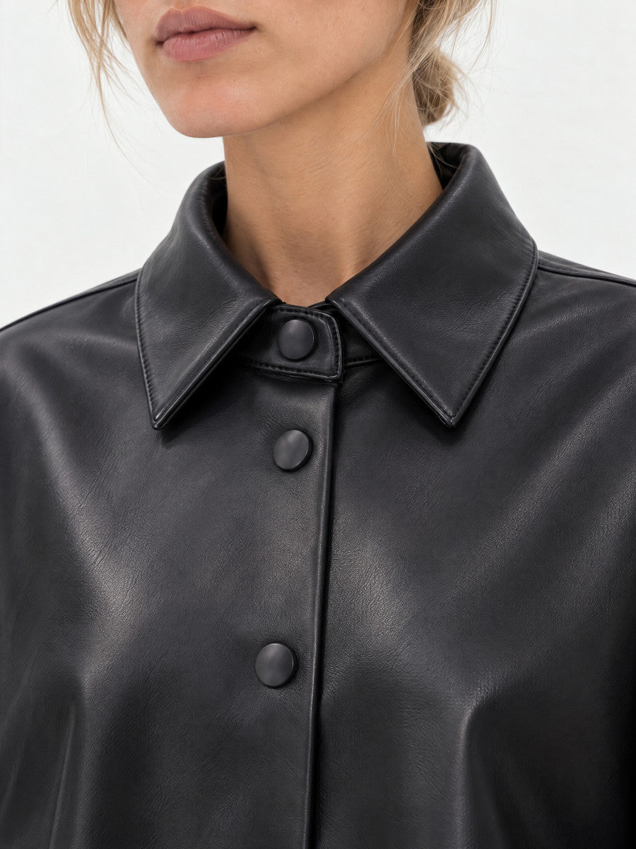 Détail du col chemise et des boutons pression de la surchemise VALERE en similicuir bleu nuit